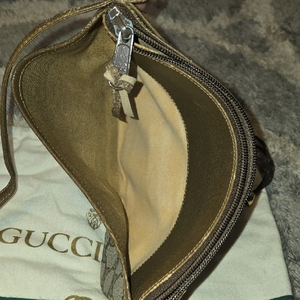 Gucci Signature Monogram Supreme Shoulder Bag in Brown and Cream - Picture 8 of 16